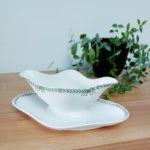 Saucière ancienne terre de fer modèle Victoire décor vert vue générale.