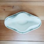 Vue du dessus saucière ancienne terre de fer décor vert.