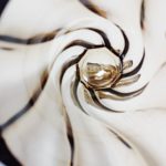 Gros plan sur le motif tourbillon du vase en verre fumé Lever.