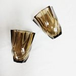 Deux vases tourbillon Lever en verre fumé présentés couchés en duo.