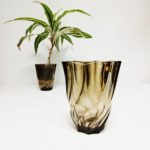Deux vases tourbillon Lever en verre fumé en situation, dont un utilisé en cache-pot.