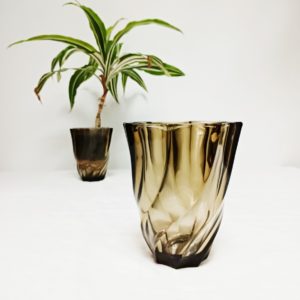 Deux vases tourbillon Lever en verre fumé en situation, dont un utilisé en cache-pot.