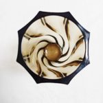 Vue du dessus du vase tourbillon Lever en verre fumé.