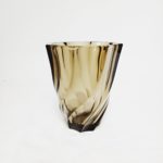 Vase vintage tourbillon Lever en verre fumé présenté seul.