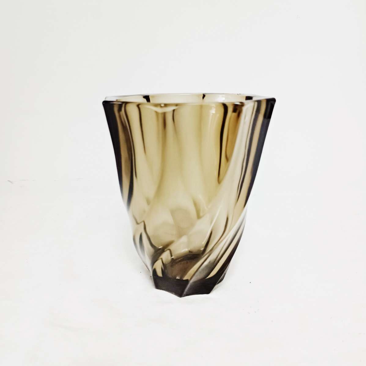 Vase vintage tourbillon Lever en verre fumé présenté seul.