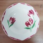 Détails des traces d’usage sur une assiette ancienne en faïence