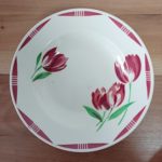 Assiette ancienne en faïence – vue générale et traces du temps