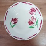 Assiette ancienne en faïence avec traces d’usage