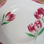 Petites traces d'usage sur une assiette Badonviller Tulipes