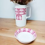 Gros plan sur le décor géométrique rose du broc et de la coupelle Sarreguemines