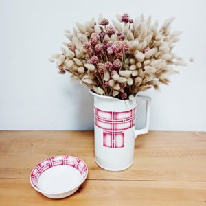 Ancien broc de toilette et coupelle Sarreguemines Rostand mis en scène